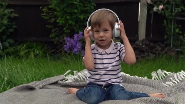 Beau Garçon Souriant Écoutant Musique Sur Les Écouteurs Enfants Technologie — Video