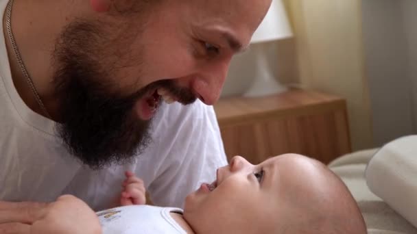 Autêntico Barbudo Cabelos Compridos Jovem Neo Pai Bebê Recém Nascido — Vídeo de Stock