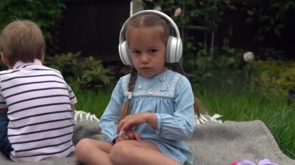 Yaramaz Kardeş Paylaşmaz Erkek Kız Dışarıda Kulaklıkla Müzik Dinliyor Çocuklar — Stok video