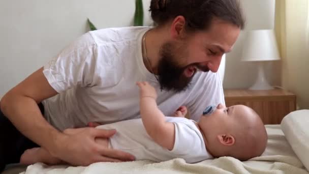 Auténtico Barbudo Pelo Largo Joven Neo Padre Bebé Recién Nacido — Vídeos de Stock