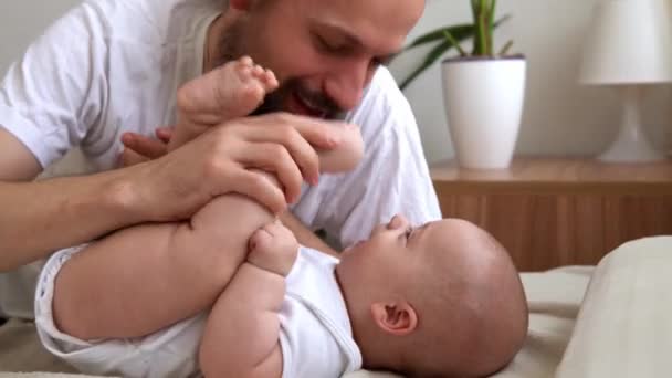 Authentic Bearded Long Haired Young Neo Father Newborn Baby Looking — Stock videók