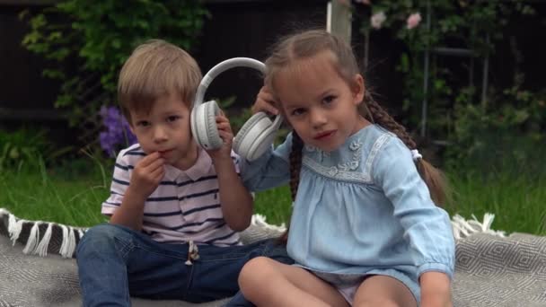 Dos Hermanos Felices Chico Chica Escuchando Música Los Auriculares Fuera — Vídeo de stock