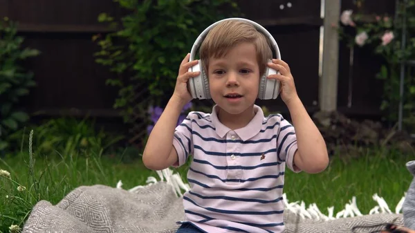 Yakışıklı Gülümseyen Çocuk Kulaklıkla Müzik Dinliyor Çocuklar Teknoloji Müzik Aşkı — Stok fotoğraf