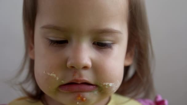 Sluiten Van Mooie Kleine Meisje Eten Ontbijt Eieren Groenten Worst — Stockvideo