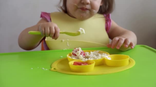 Zbliżenie Uroczej Dziewczynki Jedzącej Jajka Śniadaniowe Kiełbasa Warzywna Sama Domu — Wideo stockowe