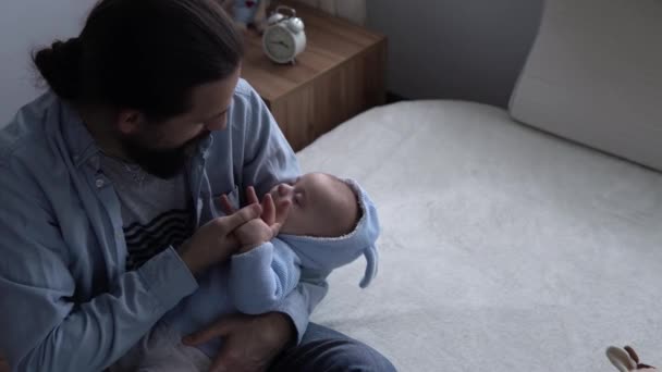 시네마 장발의 아버지 스트로스는 얼굴에 귀여운 태어난 아기를 집에서 키우고 — 비디오