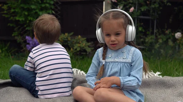 Két Pajkos Testvér Nem Osztozik Fiúk Lányok Zenét Hallgatnak Fejhallgatón — Stock Fotó