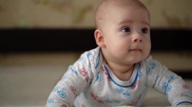 Yenidoğan Aktif Bebek Sevimli Gülümseyen Dişsiz Yüz Portresi Mide Gelişen Boyun Kontrolü Üzerine İlk Günler. 5 aylık çocuk beyaz yatakta kameraya bakıyor. Bebek, Doğum, Ebeveynlik, Başlangıç Konsepti