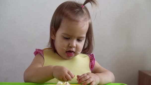 Sluiten Van Mooie Baby Meisje Eten Ontbijt Verse Rauwe Groenten — Stockvideo