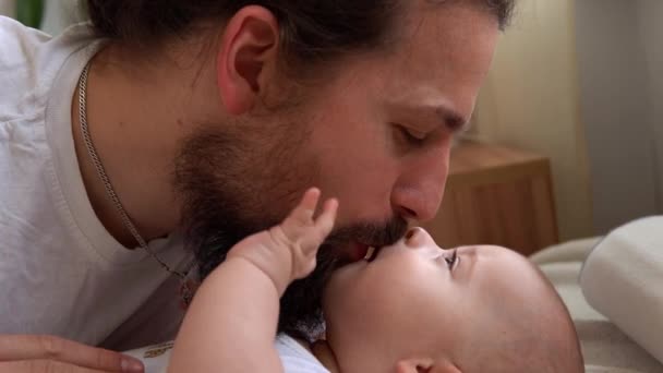 Autêntico Barbudo Cabelos Compridos Jovem Neo Pai Bebê Recém Nascido — Vídeo de Stock