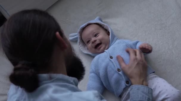 Pravý Vousatý Dlouhosrstý Mladý Otec Neo Novorozeně Dívající Sebe Usmívající — Stock video