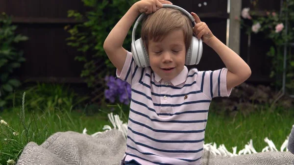 Pohledný Usměvavý Chlapec Poslouchající Hudbu Sluchátkách Děti Technologie Láska Hudbě — Stock fotografie