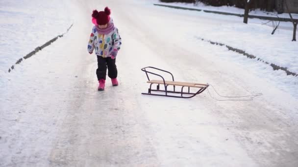 Щаслива Маленька Смішна Біла Дошкільна Дівчинка Барвистій Куртці Снігом Взимку — стокове відео