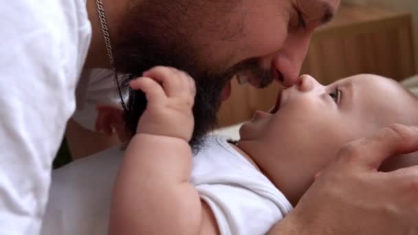 Authentique Barbu Cheveux Longs Jeune Néo Père Nouveau Regardant Autre — Video