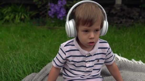 Beau Garçon Souriant Écoutant Musique Sur Les Écouteurs Enfants Technologie — Video