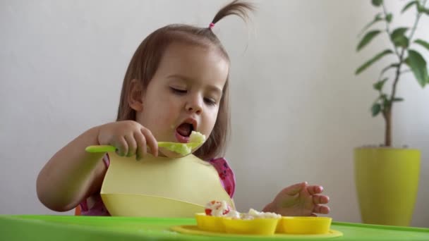 Primer Plano Niña Encantadora Comiendo Desayunar Huevos Verduras Salchicha Por — Vídeos de Stock