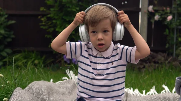 Pohledný Usměvavý Chlapec Poslouchající Hudbu Sluchátkách Děti Technologie Láska Hudbě — Stock fotografie