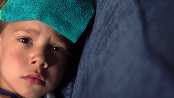 Портрет Хворого Маленького Дошкільного Хлопчика Вимірювання Температури Тіла Висота Прийом — стокове відео