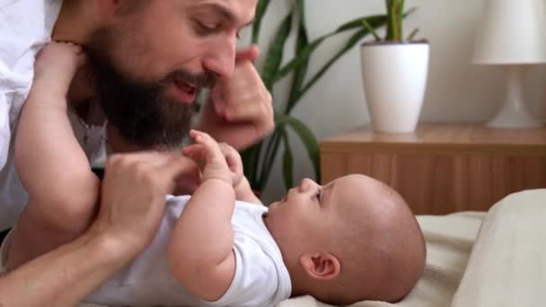 Auténtico Barbudo Pelo Largo Joven Neo Padre Bebé Recién Nacido — Vídeos de Stock