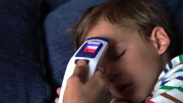Ritratto Malato Piccolo Bambino Età Prescolare Misurazione Della Temperatura Corporea — Video Stock
