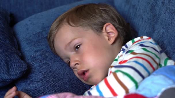Ritratto Malato Piccolo Bambino Età Prescolare Misurazione Della Temperatura Corporea — Video Stock