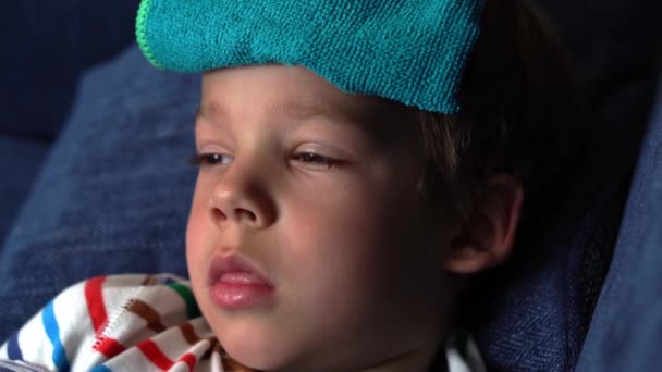 病気の小さな未就学児の少年の肖像画 体の測定高温 薬を飲むスプーンからシロップの解熱剤 子供の病気 親のケア 電子温度計 — ストック動画