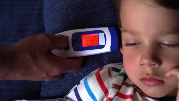 Portret Chorego Chłopca Przedszkola Pomiar Temperatury Ciała Bierze Lekarstwo Syrop — Wideo stockowe