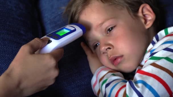 Potret Sakit Anak Kecil Prasekolah Mengukur Suhu Tubuh Hight Mengambil — Stok Video