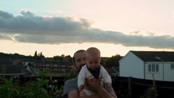 Père Heureux Tenant Adorable Bébé Garçon Embrassant Embrasser Papa Souriant — Video