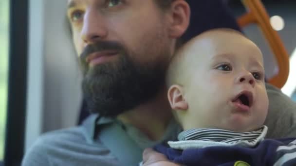 Happy Dad Traveling Train His Son Dad Child Traveling Children — Vídeo de stock