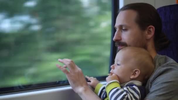 아빠는 아이와 기차를 아이들 세계를 여행하는 아기는 기차를 창밖을 내다보며 — 비디오
