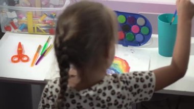 Yetenekli Yaratıcı Çocuk Kadın Sanatçı, Gökkuşağı Gökyüzünü Kağıda Çiziyor, Boyaları Kullanarak Fırça Renkli Yaratıyor, Evde Çocuk Çizimi Yapıyor. Ressam Soyut Modern Sanat Oluşturuyor. Çocukluk