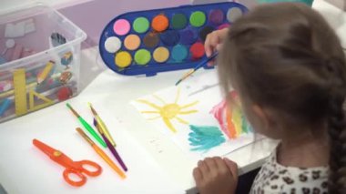 Yetenekli Yaratıcı Çocuk Kadın Sanatçı, Gökkuşağı Gökyüzünü Kağıda Çiziyor, Boyaları Kullanarak Fırça Renkli Yaratıyor, Evde Çocuk Çizimi Yapıyor. Ressam Soyut Modern Sanat Oluşturuyor. Çocukluk