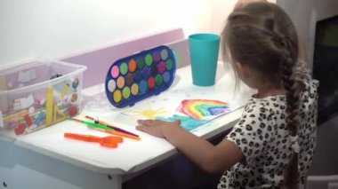 Yetenekli Yaratıcı Çocuk Kadın Sanatçı, Gökkuşağı Gökyüzünü Kağıda Çiziyor, Boyaları Kullanarak Fırça Renkli Yaratıyor, Evde Çocuk Çizimi Yapıyor. Ressam Soyut Modern Sanat Oluşturuyor. Çocukluk