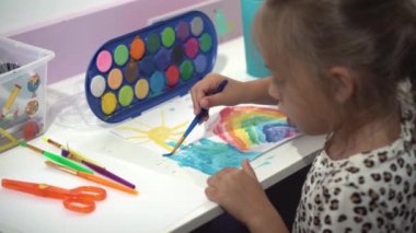 Yetenekli Yaratıcı Çocuk Kadın Sanatçı, Gökkuşağı Gökyüzünü Kağıda Çiziyor, Boyaları Kullanarak Fırça Renkli Yaratıyor, Evde Çocuk Çizimi Yapıyor. Ressam Soyut Modern Sanat Oluşturuyor. Çocukluk