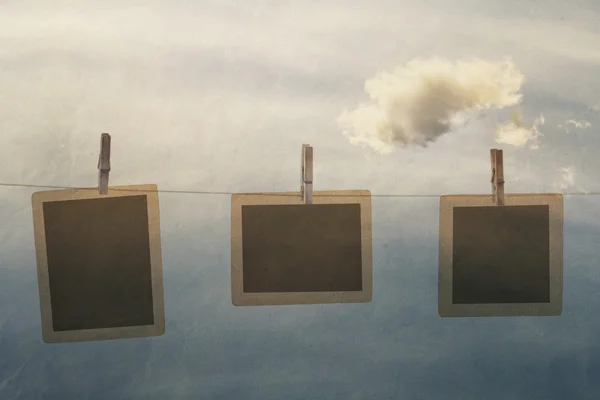 Foto frame van oud papier op een touw met wasknijpers, sky cloud, vintage — Stockfoto