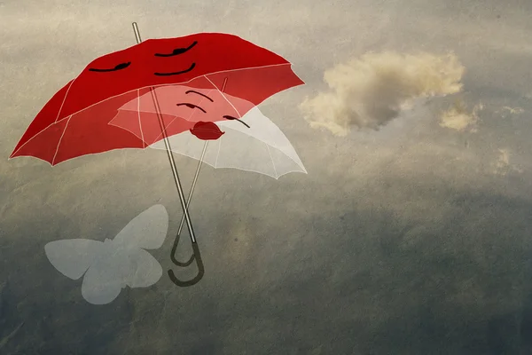 사랑 하는 커플 우산 하늘, 종이 질감, 나비 비행 — 스톡 사진