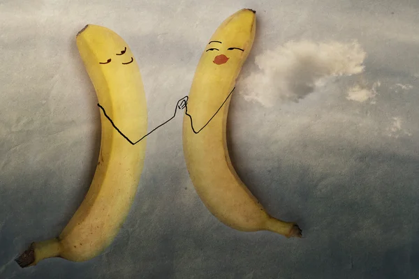 Bananer i kärlek, himlen med moln, papper konsistens — Stockfoto