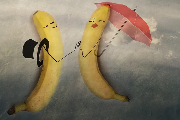 Bananer i kärlek, himlen med moln, pappersstruktur, paraply — Stockfoto