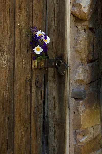 Vintage Holztür mit einem Strauß — Stockfoto