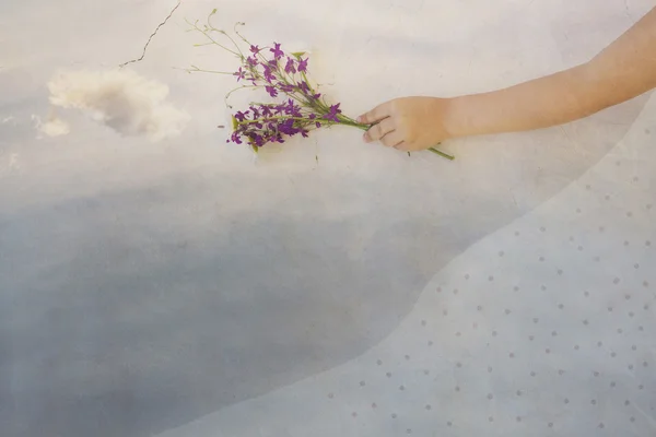 雲の背景の空上の女の子の束と手します。 — ストック写真