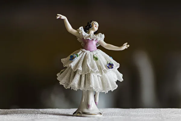 küçük seramik heykelciği dansçı