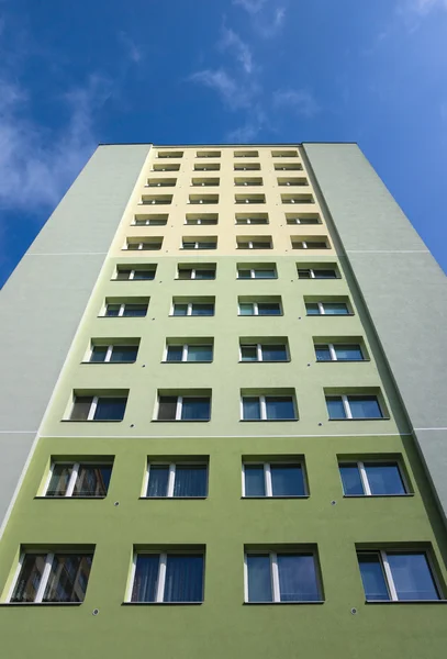 Renovado pré-fabricada com o céu azul em Hradec Kralove — Fotografia de Stock