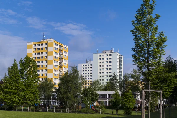 Zrekonstruovaný panelák s modrou oblohou v Hradci Králové — Stock fotografie