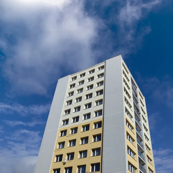 Zrekonstruovaný panelák s modrou oblohou v Hradci Králové — Stock fotografie