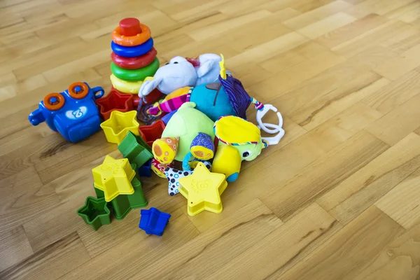 Kinderspielzeug auf einem Holzboden — Stockfoto