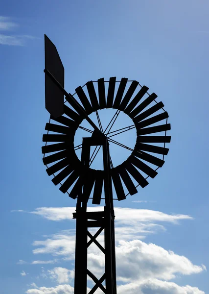 Windmühle mit blauem Himmel — Stockfoto
