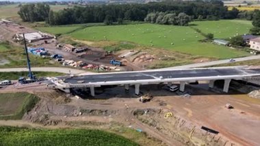 Yeni otoyolda çalışmak, ağır ekipman ve ağır işçiler