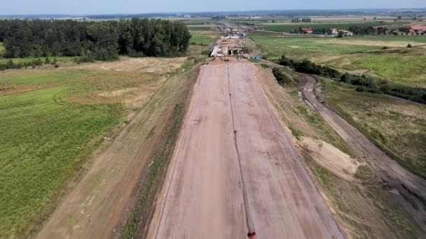 Blick Von Oben Auf Die Bau Befindliche Autobahn Zwischen Feldern — Stockvideo