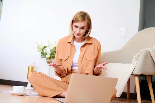 Freelancer habilidoso blogando em casa. Feminino trabalhando no laptop no chão — Fotografia de Stock